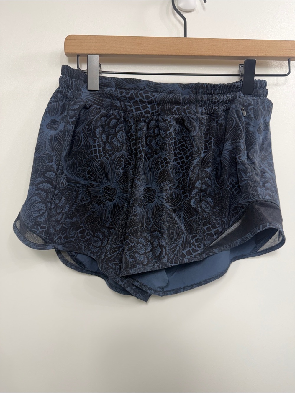 Lululemon Hotty Hot blue black floral pattern shorts size 6 tall